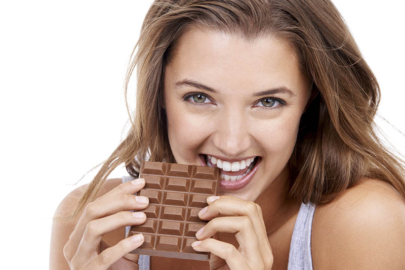Comer chocolate reduz o apetite e faz bem para saúde