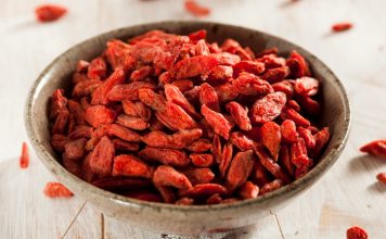 Goji Berry a fruta da saúde e felicidade tigela com goji berry