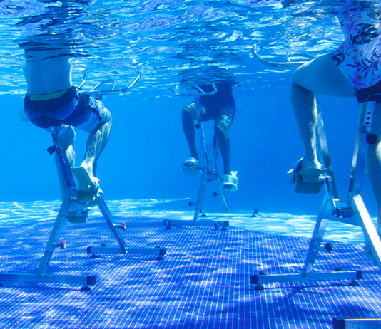 exercícios na piscina para emagrecer