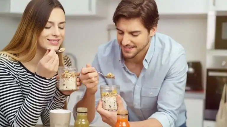 Casal comendo um lanche com aveia Casal comendo um lanche com aveia