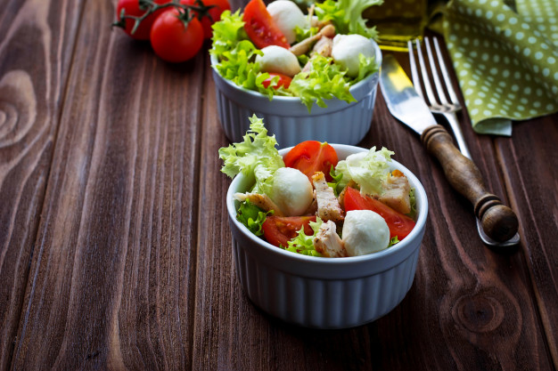 salada com frango tomate mussarela