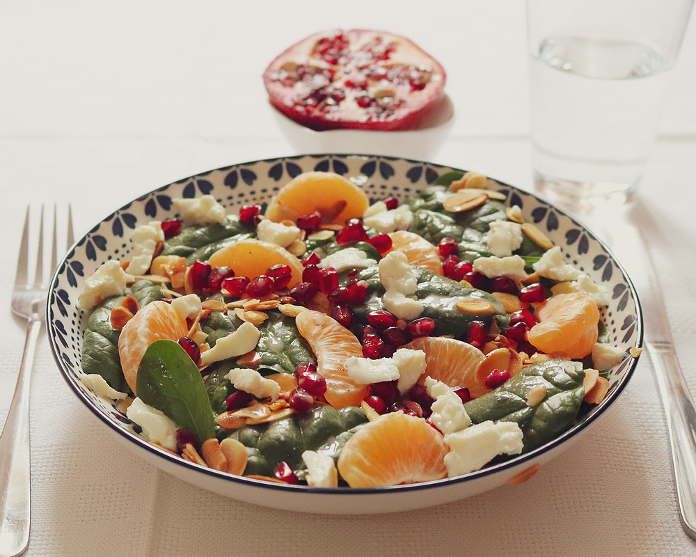 Salada de espinafres, laranja e frutos secos