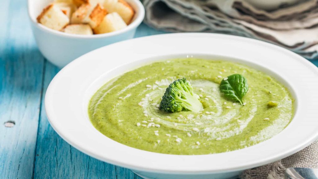 Sopa de brócolis e espinafres