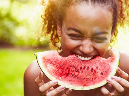 Dieta da água: comer melancia Dieta da água: comer melancia