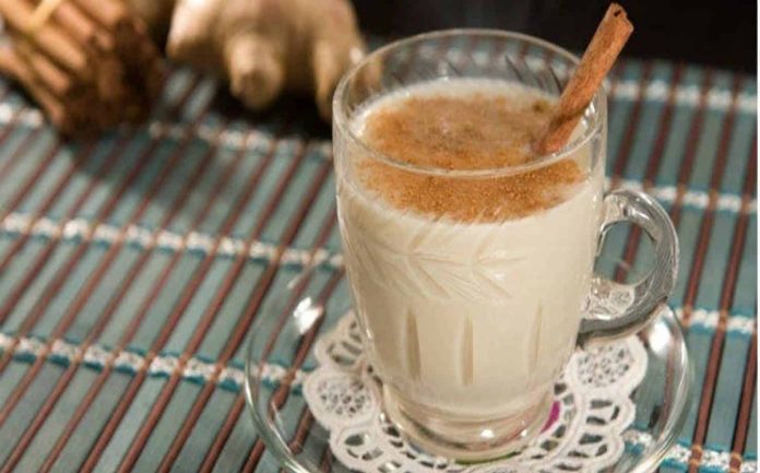 chá com leite e canela
