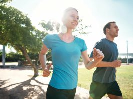 homem e mulher a correr