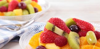 salada de frutas são lanches saudáveis